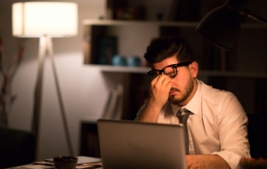 Quiet Quitting: Τι είναι η «Σιωπηλή Παραίτηση» στη δουλειά