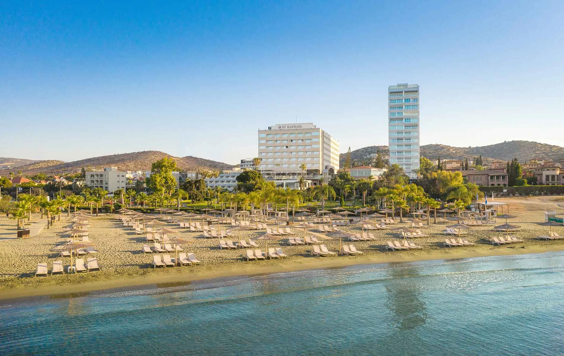 Το πεντάστερο St Raphael Resort & Marina προσλαμβάνει