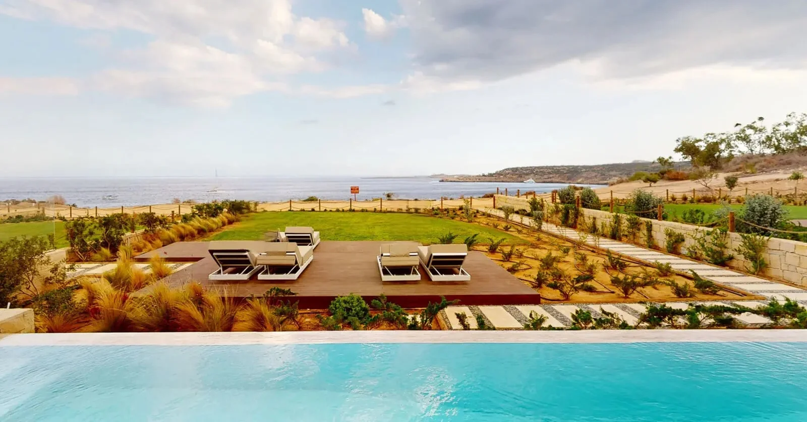 Το Periyiali Konnos Villas Beach Resort προσλαμβάνει