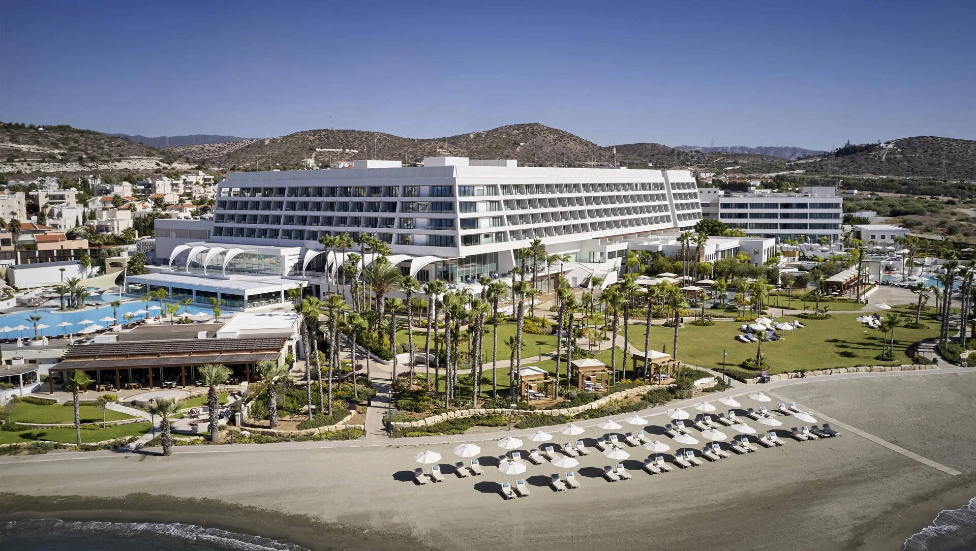 Το Parklane Resort & Spa προσλαμβάνει